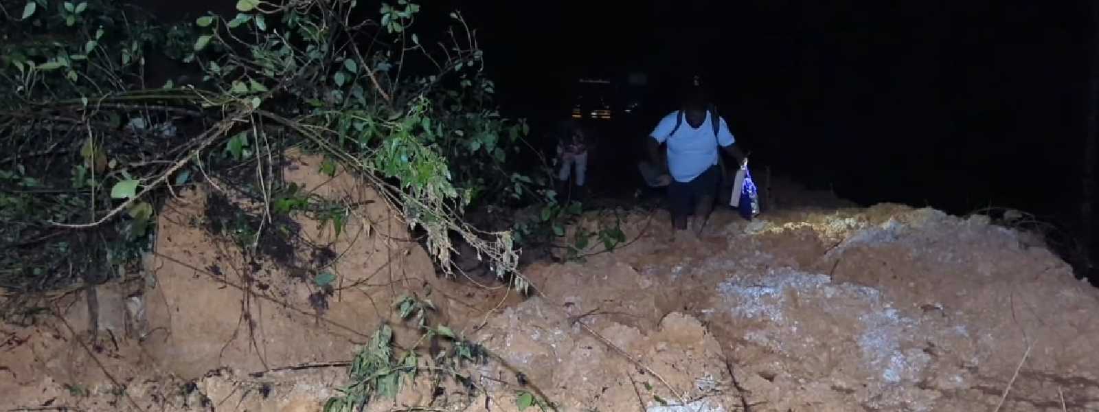 හැටන්-නුවරඑළිය මාර්ගයේ රථ වාහන ධාවනය යථා තත්ත්වයට.